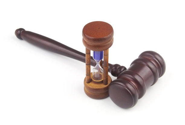 法官木槌和沙漏孤立在白色背景上。图片下载