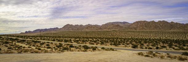 加利福尼亚州埃塞克斯的针路公路和普罗维登斯山脉上空的云景图片下载