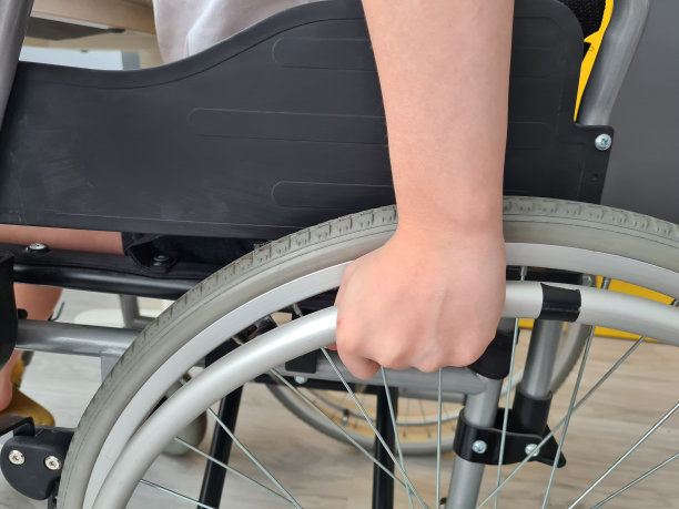 儿童在轮椅上的手特写。儿童脊髓损伤图片下载