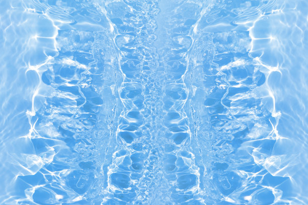 离焦模糊透明蓝色颜色清晰平静的水面纹理与飞溅和气泡。潮流抽象的自然背景。水波在阳光下带有焦散。碧水浪花闪闪发光图片下载