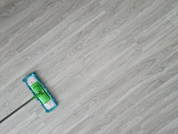 在办公室或家里近距离清洗地板图片下载