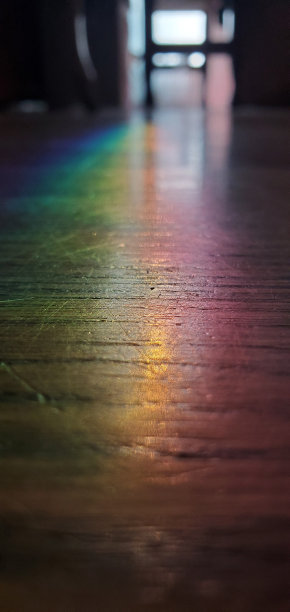 木地板上的彩虹图片下载