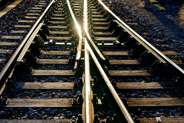 秋天的一天，美丽的铁路转弯处的特写，在伯恩内斯Oberland的布里恩兹村反射出傍晚的阳光。图片下载