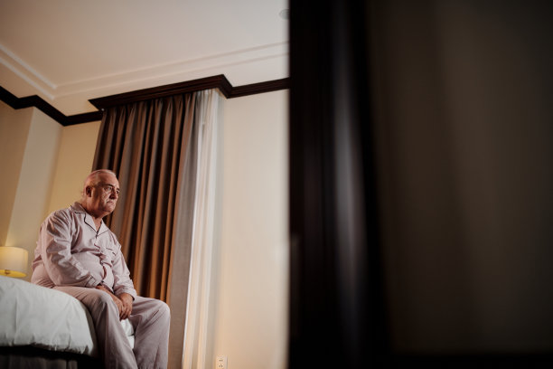 悲伤沮丧的老人图片下载