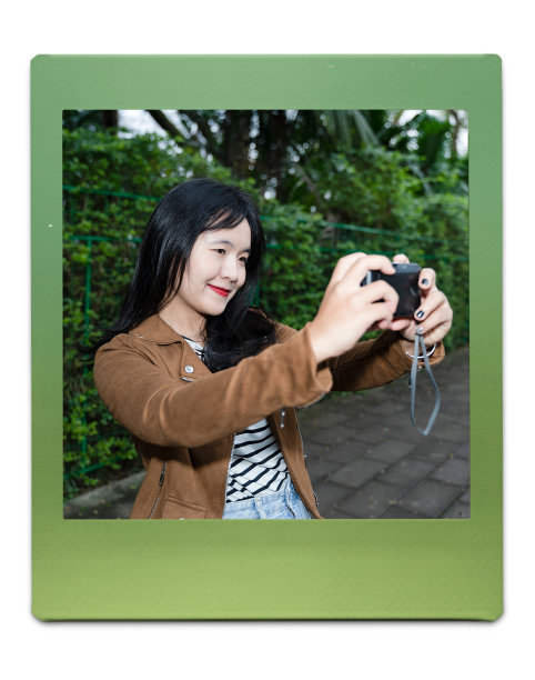 那个用胶卷相机拍照的女孩图片下载