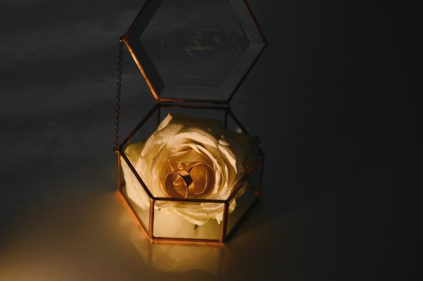 金戒指和一束美丽的新娘玫瑰作为背景。细节，婚礼传统。特写,宏。图片下载