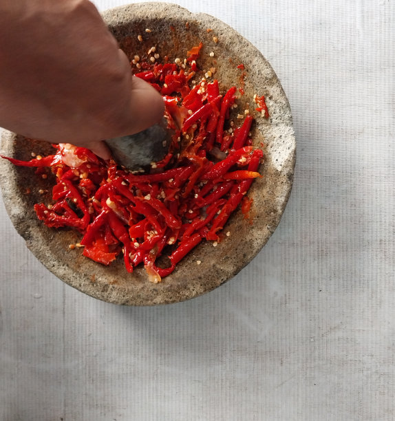 用石头磨红辣椒图片下载