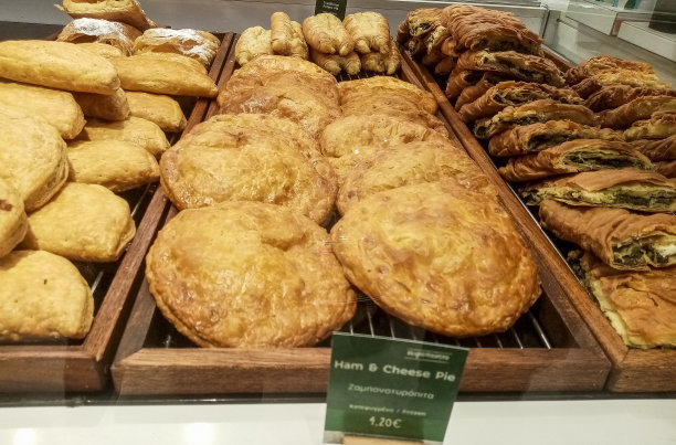 新鲜出炉的希腊菠菜派和火腿芝士派图片下载