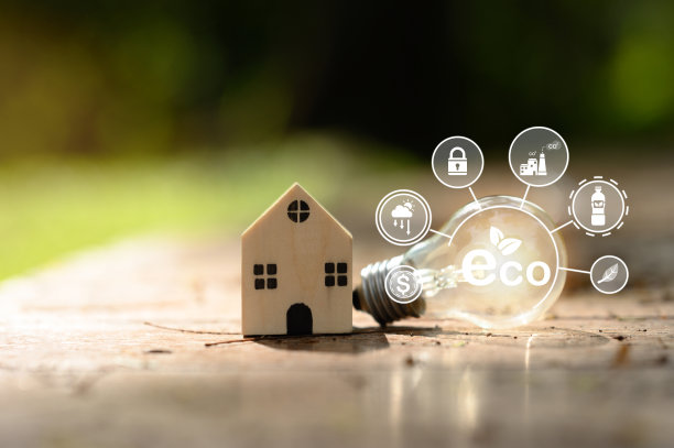 模型房子和图标在绿色草地模糊的背景。考虑买房、卖房或租房、自然环境和住房。图片下载