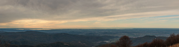 这张近距离的照片显示了11月早晨弗留利威尼斯朱利亚南部的领土，云层覆盖了天空图片下载