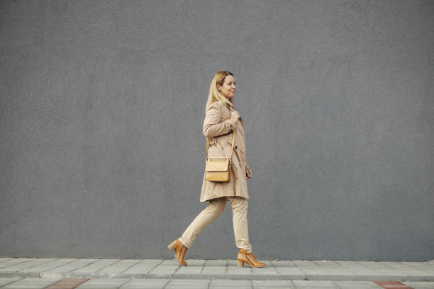 一位时髦的中年妇女走在市中心的大街上。图片下载