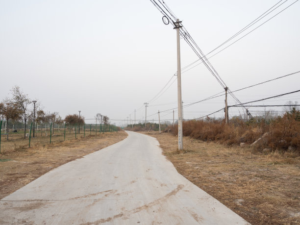 乡村道路和电线杆，公用事业电线杆图片下载