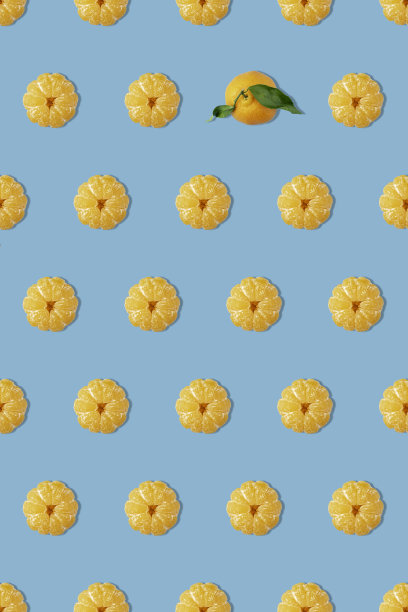 蓝色背景橘子的创意照片:图片下载