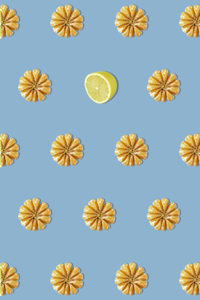 蓝色背景橘子的创意照片:图片下载