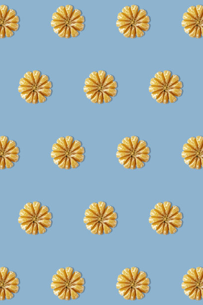 蓝色背景橘子的创意照片:图片下载