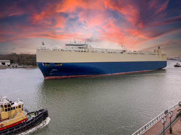 萨凡纳佐治亚州，萨凡纳河上的油轮图片下载