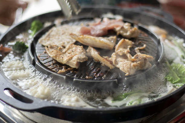 用电炉烤猪肉图片下载