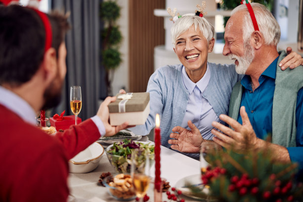 一个快乐的家庭在圣诞节分享爱和惊喜图片下载