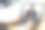 一个穿着格纹西装的女商人坐在办公室的桌子前，用笔记本电脑键盘打字，与投资顾问进行网络摄像头会议。图片下载