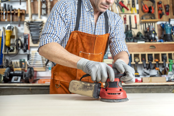 木匠在车间工作木材与轨道砂光机。小企业和企业家。DIY的概念。图片下载