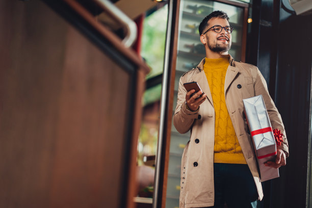 一个快乐的年轻人，带着礼物图片下载