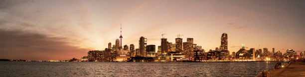 冬天的多伦多公园，背景是市中心。图片下载