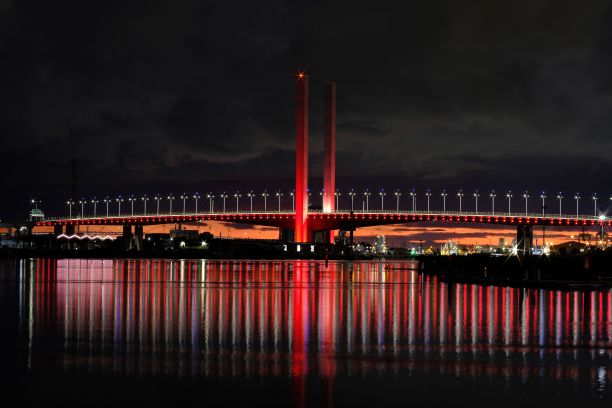 在澳大利亚码头区，夜晚被照亮的博尔特桥的美丽照片图片下载