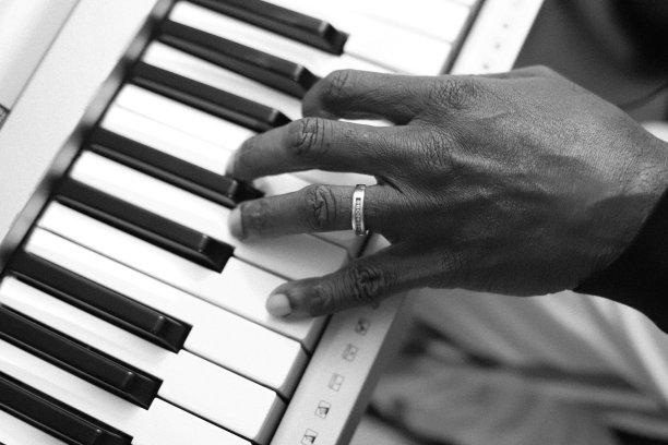 一个黑人弹钢琴的手图片下载