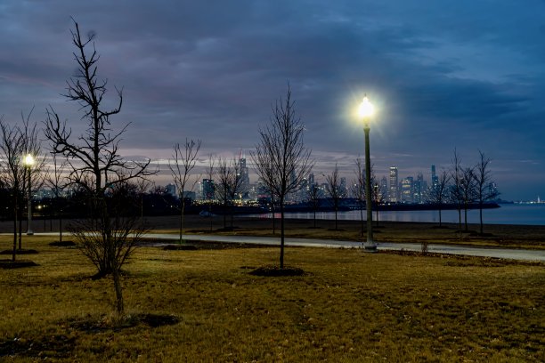 芝加哥市中心和密歇根湖在蓝色时间图片下载