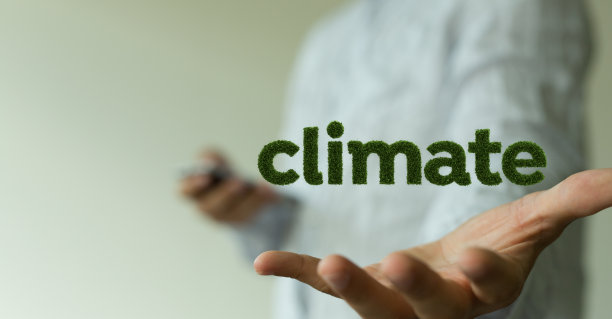 气候文字在一个男人的手上盘旋，背景模糊图片下载