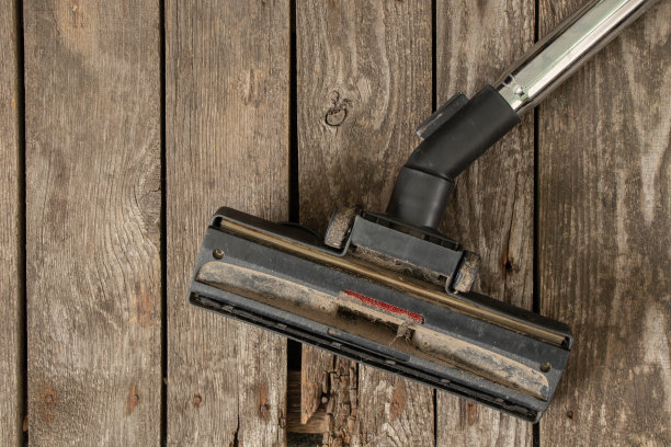 吸尘器的脏刷子放在木地板上图片下载