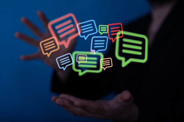 3d渲染的彩色电子邮件和短信图标之间浮动图片下载