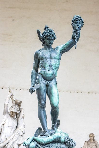 帕尔修斯和美杜莎的头，由Benvenuto Cellini在意大利佛罗伦萨市政广场的长廊上图片下载