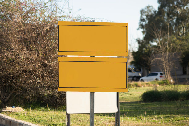 空的黄色金属标牌挂在杆子上图片下载