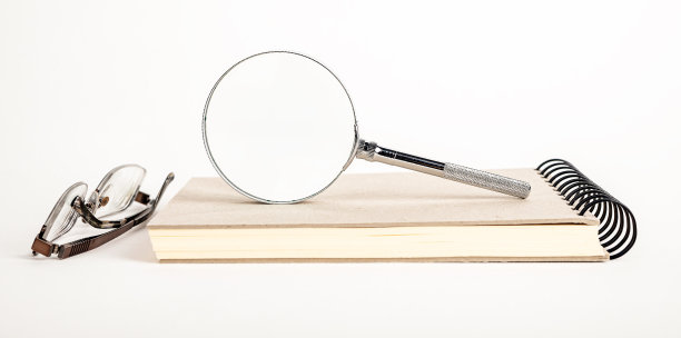 放大镜，记事本，纸质记事本和眼镜图片下载