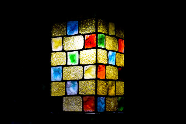 天花板上挂着灯。图片下载