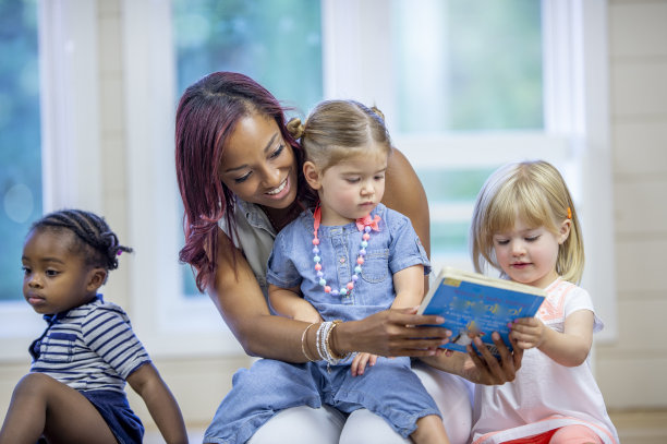 和日托儿童一起阅读图片下载