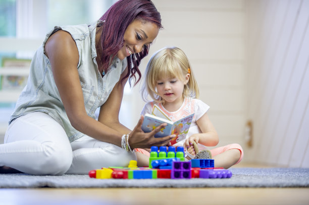 日托员带孩子阅读图片下载