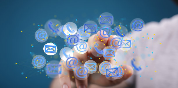 男性手触摸3D渲染飞行电子邮件图标与他的手指与蓝色背景图片下载