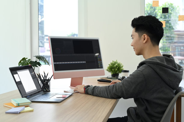 影像视频编辑工作与素材和后期制作蒙太奇在创意办公室工作室。图片下载