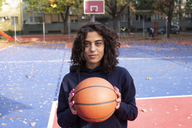 卷发女孩打篮球的肖像库存照片图片下载