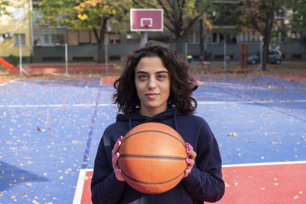 卷发女孩打篮球的肖像库存照片图片下载