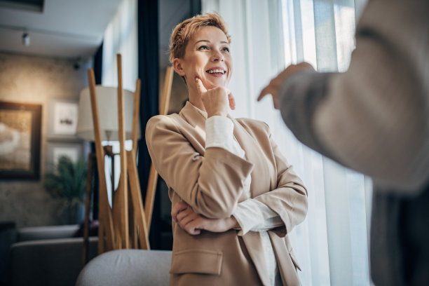 父亲和女儿成功的商人和女商人谈论工作图片下载