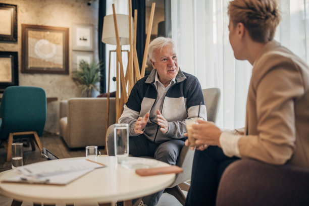 父亲和女儿在豪华酒店谈论生意图片下载