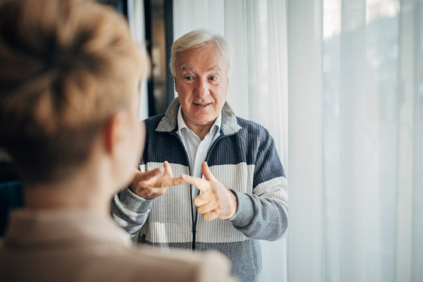 父亲和女儿成功的商人和女商人谈论工作图片下载