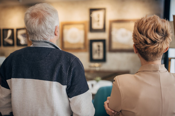 父女俩边看画边谈生意图片下载