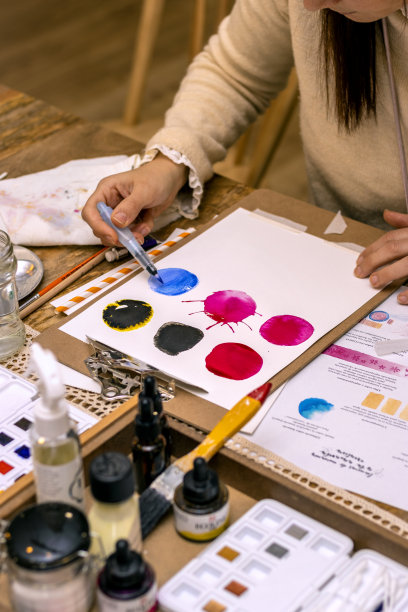 小女孩用水彩画。图片下载