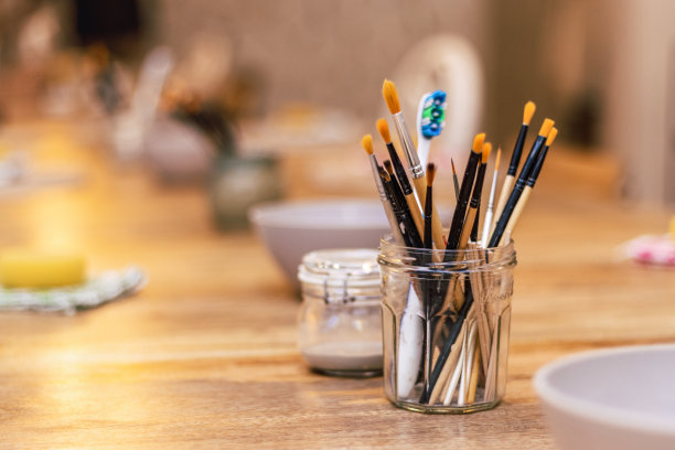 在一个艺术工作室里有刷子和工具的桌子。图片下载