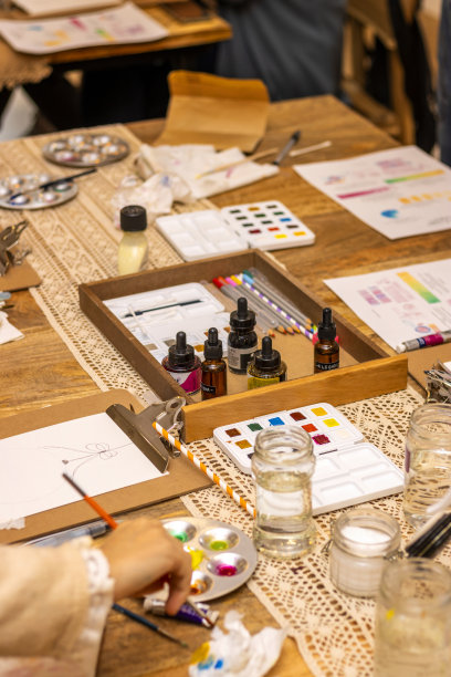 艺术工作室。水彩画是当今的技术。图片下载