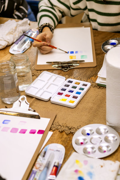 水彩车间。一个女人用新的水彩画手绘。图片下载